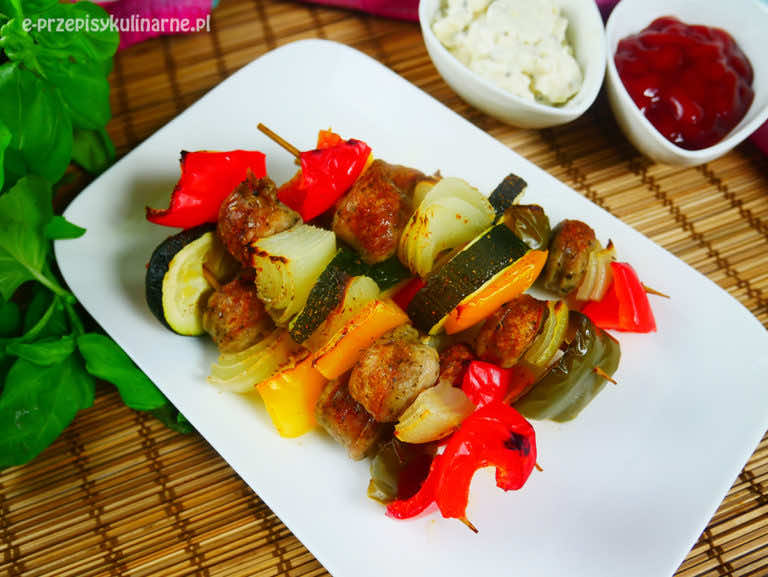 Szaszłyki z białą kiełbasą i warzywami