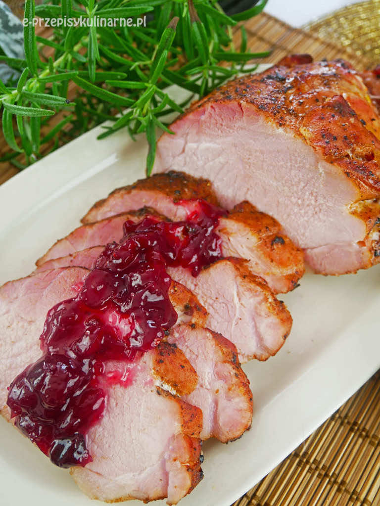 Szynka pieczona – pyszne mięso na obiad lub do kanapek