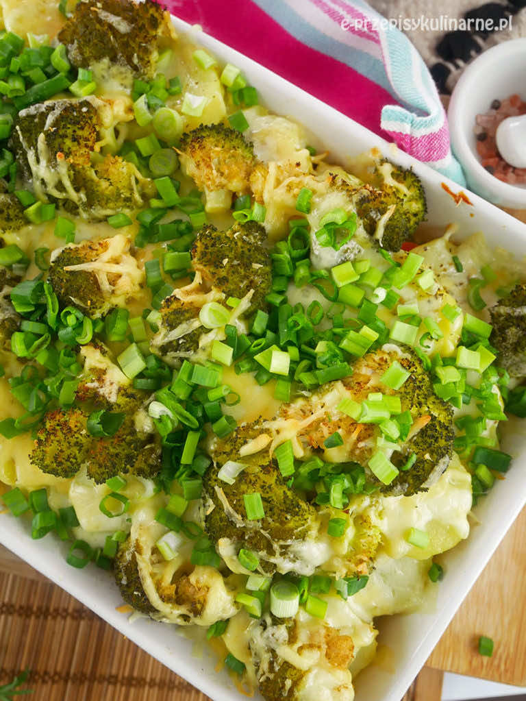 Zapiekanka z ziemniaków kiełbasy i brokuła