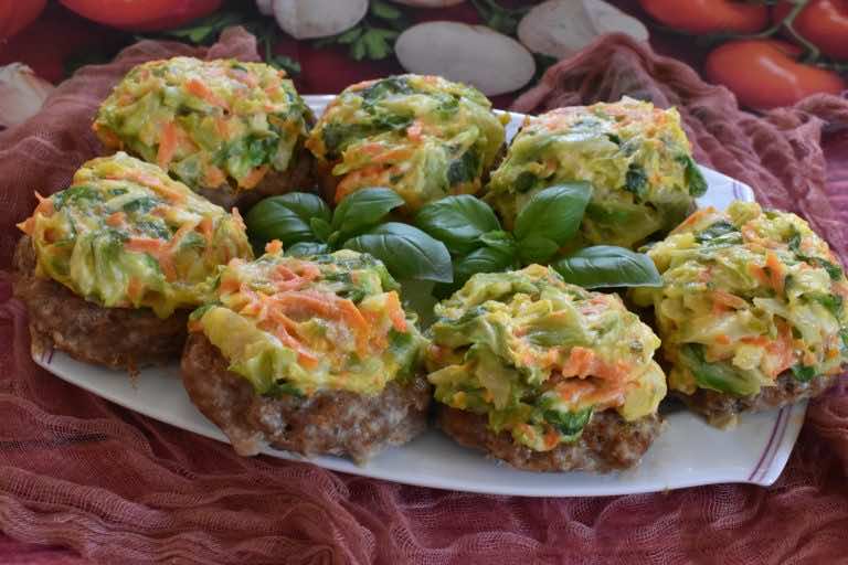 Mielone pod pierzynką z młodej kapusty