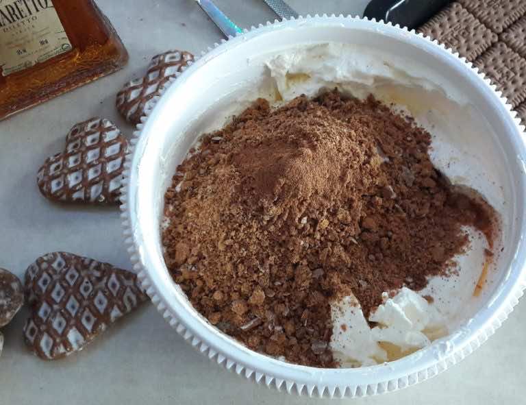 Krem z pierniczków do tortów, ciast i deserów