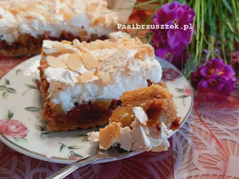 Kruche ciasto z rabarbarem, truskawkami i pianką bezową