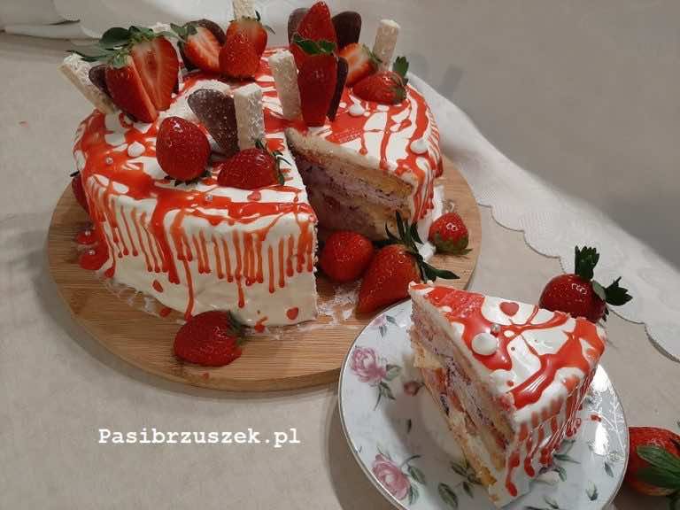 Tort kokosowo-porzeczkowy z truskawkami