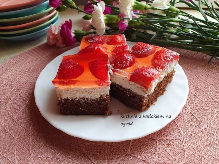 Czekoladowy biszkopt z mascarpone i truskawkami