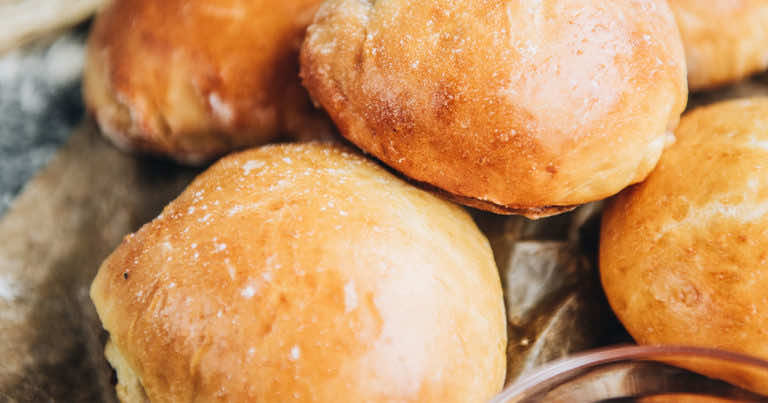 Przepis na drożdżowe bułeczki z serem