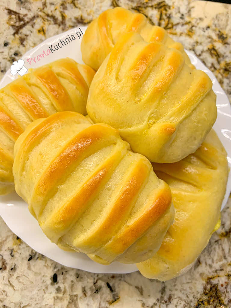 Jeśli lubicie domowe wypieki na słodko, drożdżówki z serem będą dla Was idealnym wyborem.