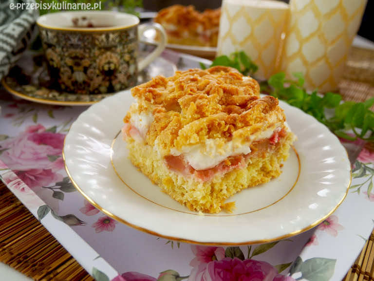 Kruche ciasto z rabarbarem i bezą – przepis na ciasto Pleśniak