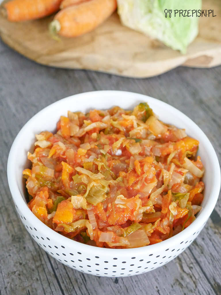 Młoda kapusta z pomidorami