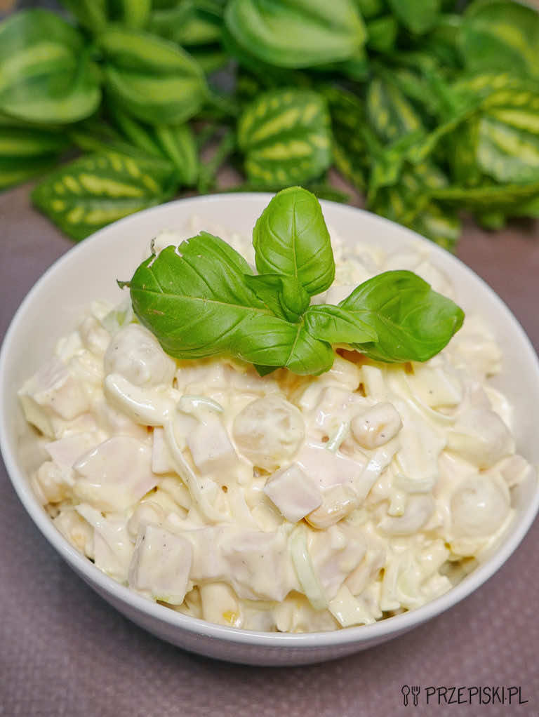 Sałatka z cebulką marynowaną