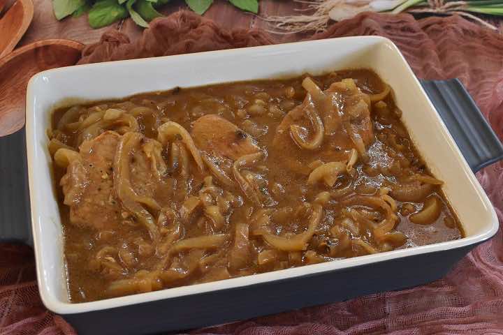 Schab w sosie własnym z cebulką