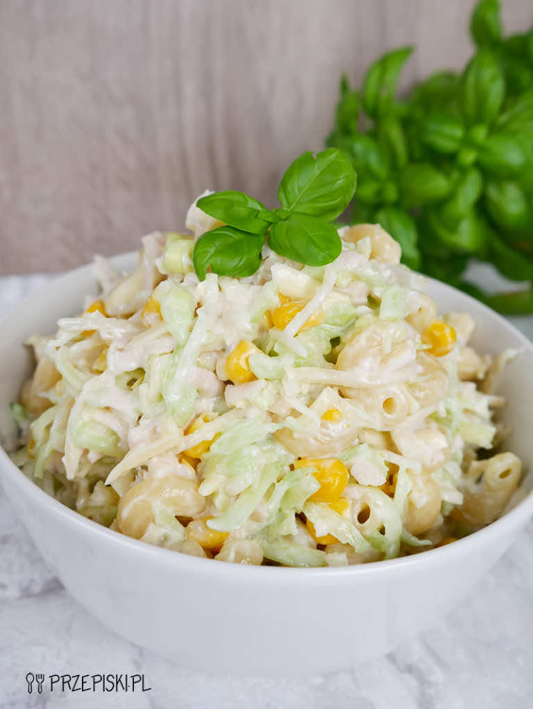 Sałatka z makaronem i świeżym ogórkiem