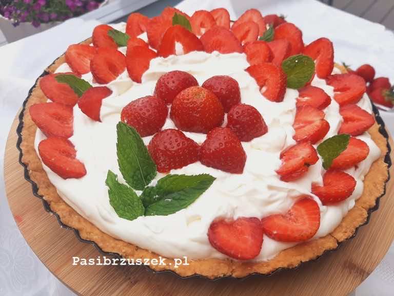Tarta z truskawkami i kremem z mascarpone