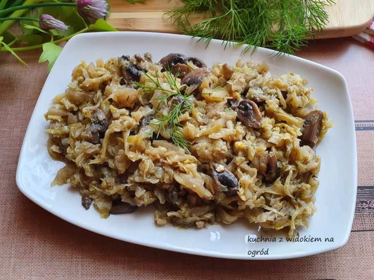 Młoda kapusta duszona z pieczarkami i koperkiem
