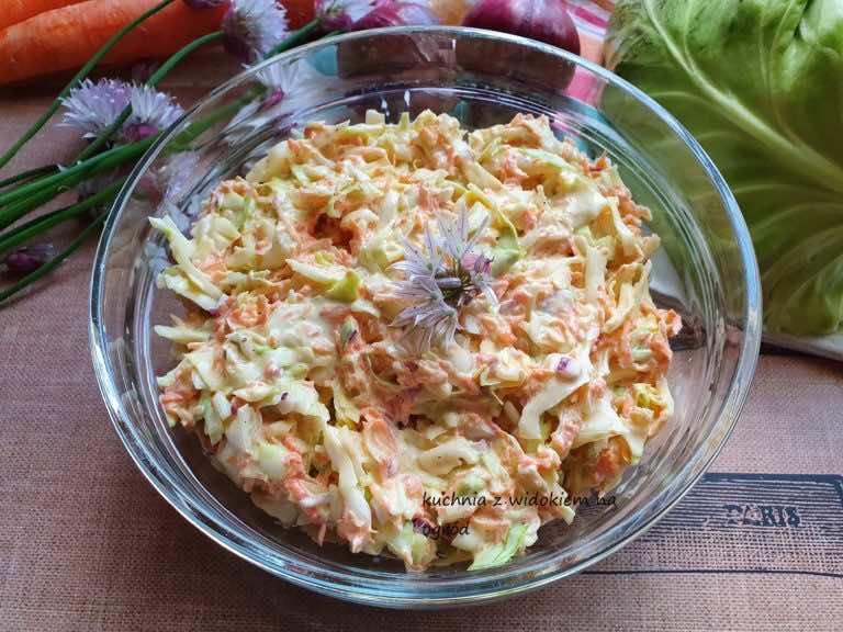 Surówka Coleslaw z młodej kapusty