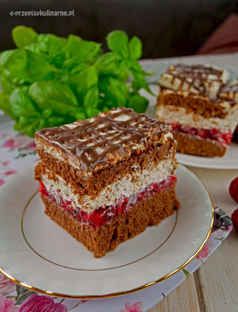 Ciasto Książę z Bajki – biszkopt z kremem straciatella i truskawkami