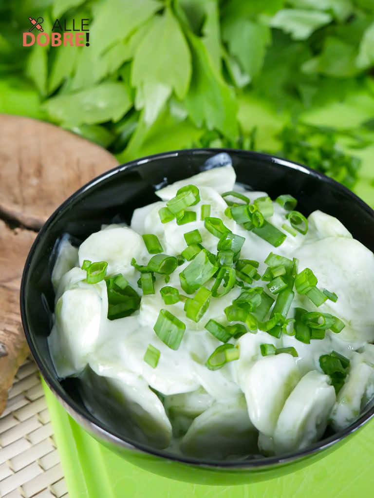 Mizeria ze świeżych ogórków