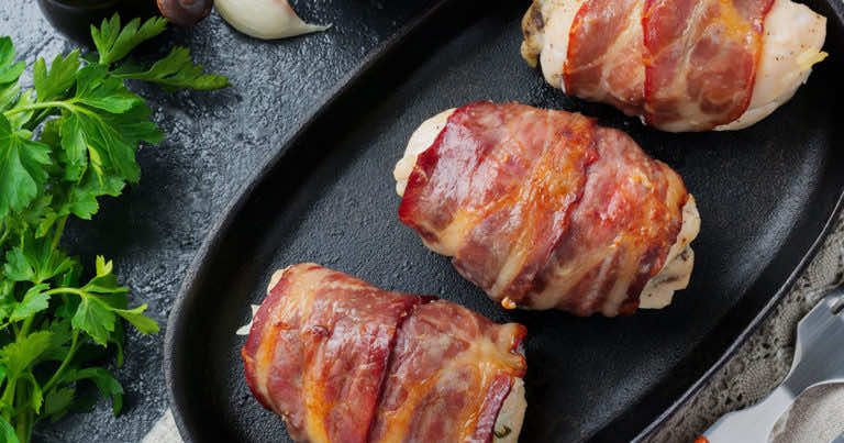 Roladki z piersi kurczaka w boczku z fetą i szpinakiem