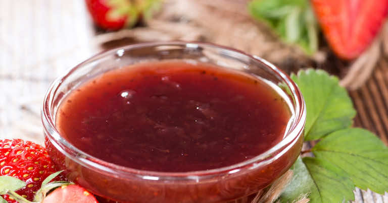 Domowy sos truskawkowy do deserów