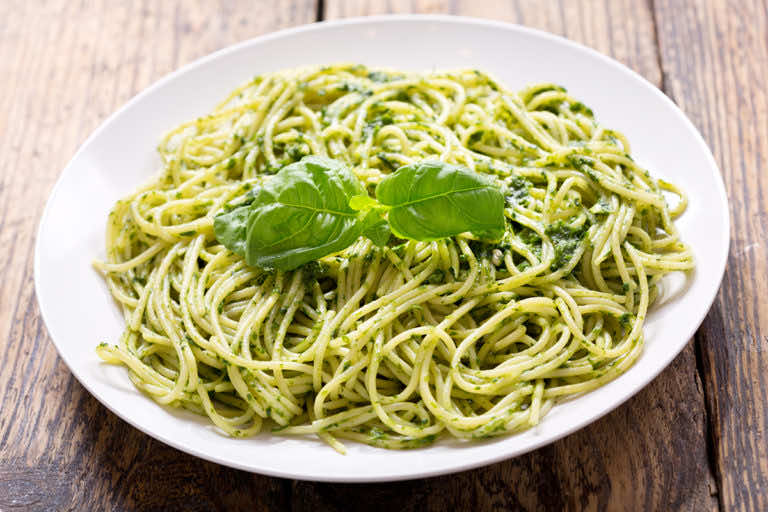 Makaron spaghetti z pesto z bazylii