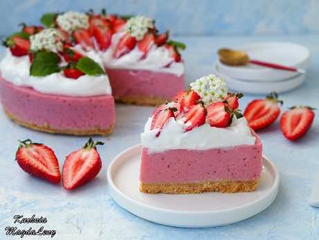 Jogurtowiec z musem truskawkowym