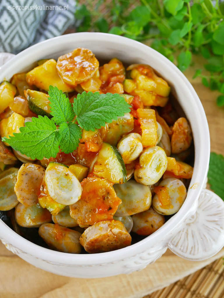 Bób z kiełbasą i boczkiem – przepis na szybkie danie na obiad