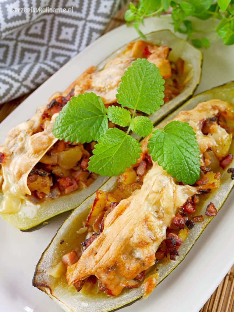 Cukinia faszerowana pieczarkami, boczkiem i ziemniakami