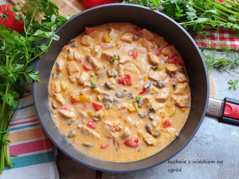 Kurczak w sosie jogurtowym z pieczarkami i papryką