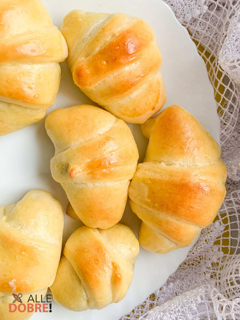 Drożdżowe rogaliki z budyniem