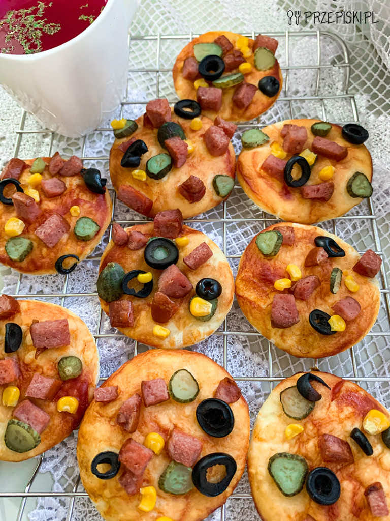 Szybkie mini pizze z kiełbasą