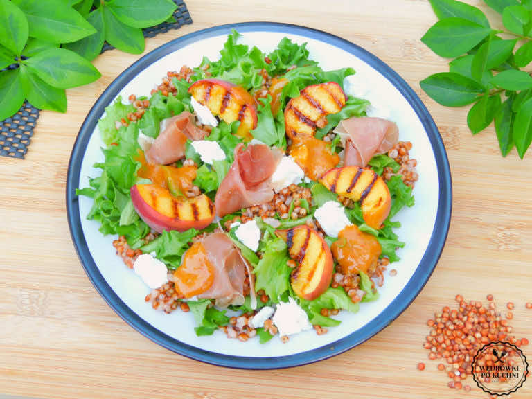 Sałatka z grillowaną brzoskwinią, prosciutto, kozim serem i dressingiem brzoskwiniowym