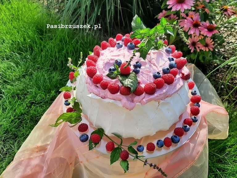 Beza Pavlova z kremem malinowym