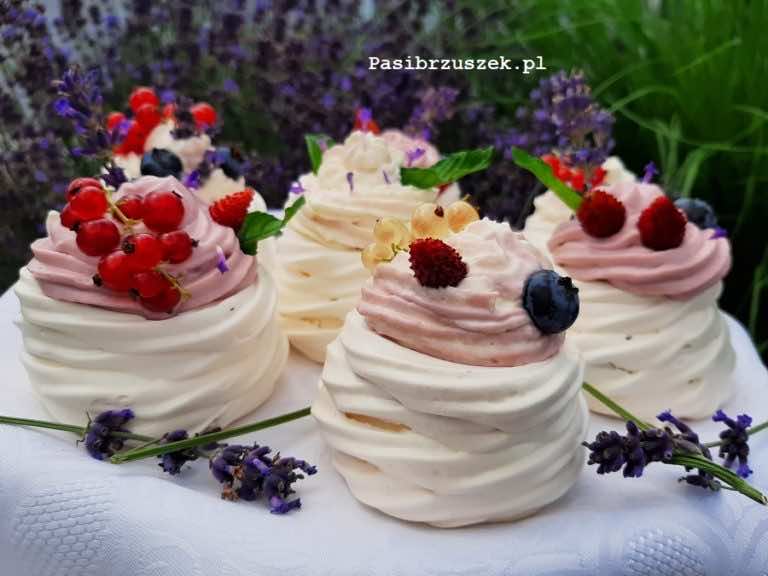 Bezy mini Pavlova z kremem lawendowym