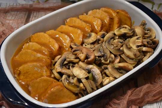 Schab w sosie pieczeniowym z pieczarkami