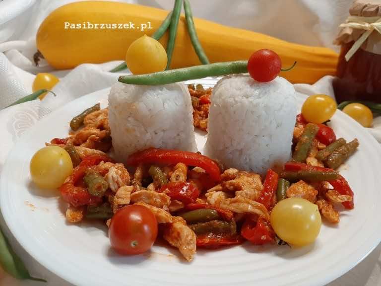 Kurczak z fasolką szparagową i ketchupem z cukinii