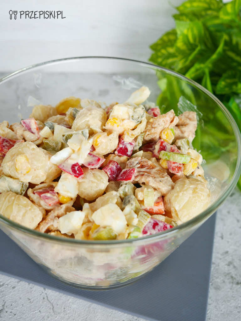 Sałatka z kurczakiem i makaronem