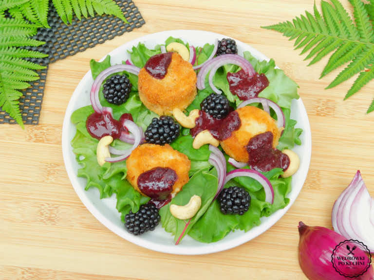 Sałatka z panierowanym serem kozim i dressingiem jeżynowym