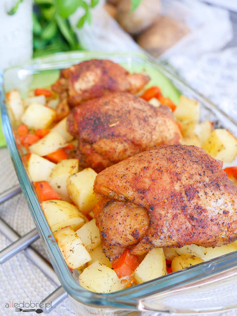 Udka z kurczaka pieczone razem z ziemniakami i marchewką