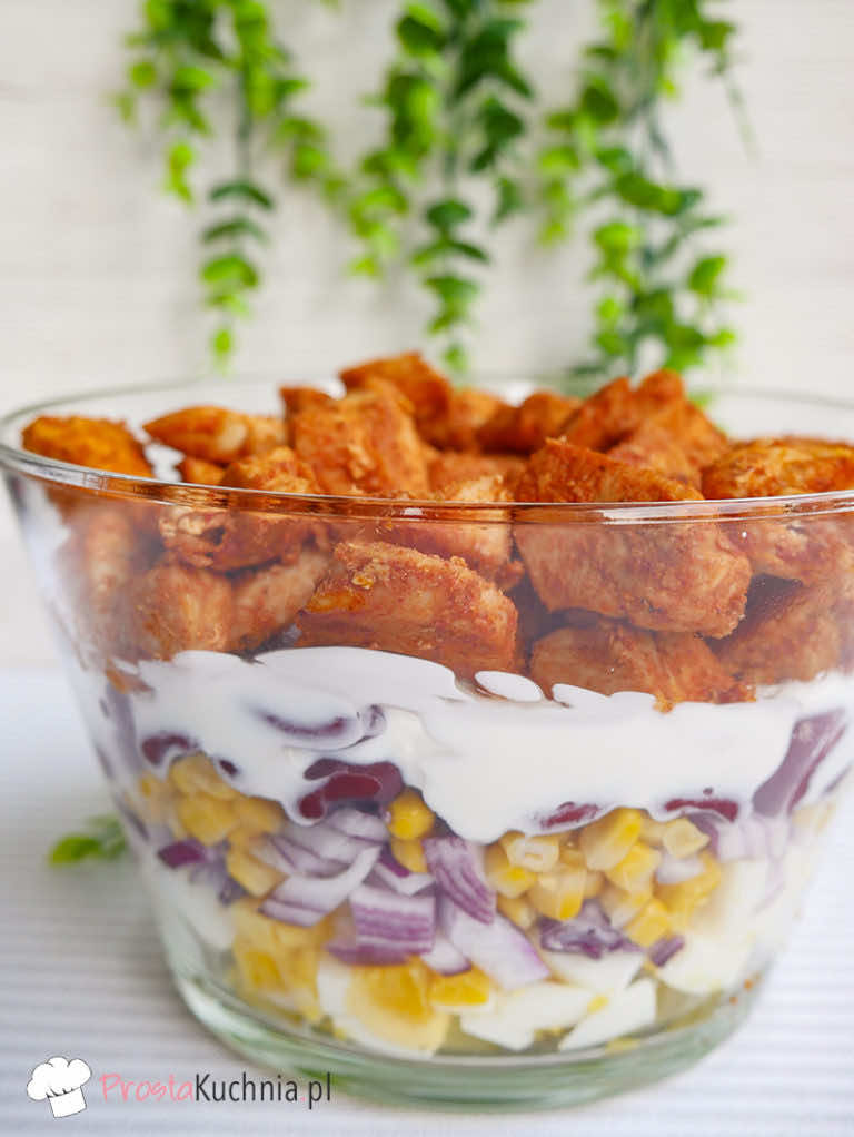 Warstwowa sałatka z kurczakiem