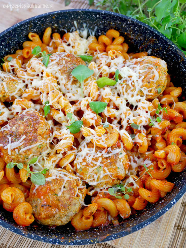 Patelnia Gondoliera – pulpety z makaronem w sosie pomidorowym