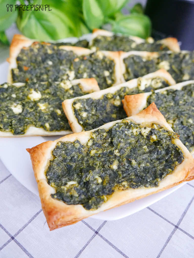 Ciasto francuskie ze szpinakiem i fetą