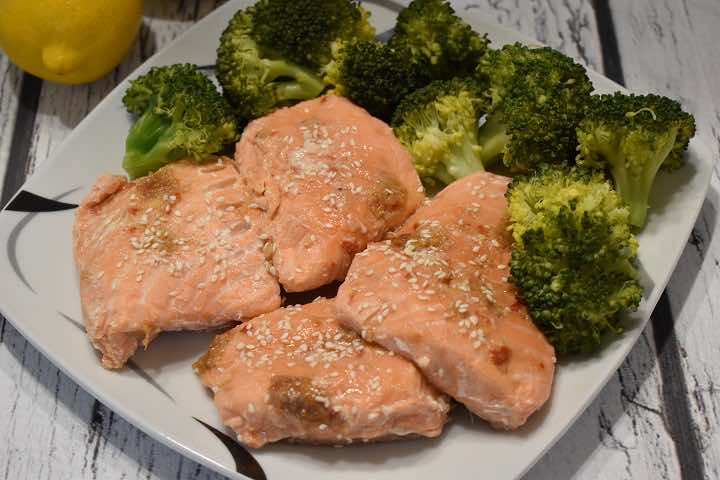 Łosoś na parze z brokułem