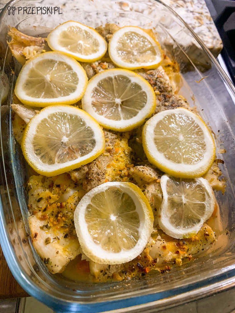 Dorsz zapiekany na warzywach z cytryną