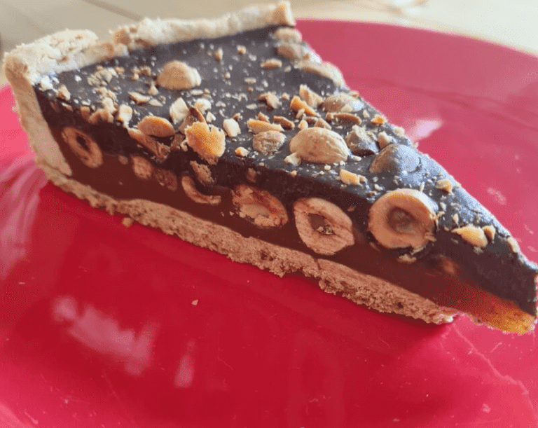 Tarta karmelowa z orzechami laskowymi i czekoladą