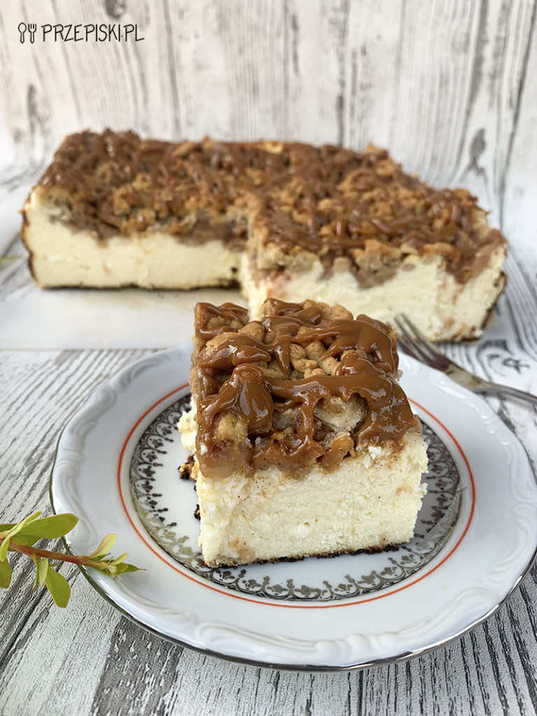 Sernik z jabłkami i masą kajmakową