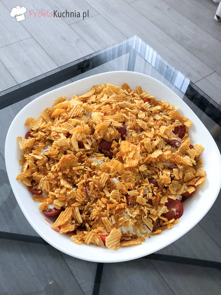 Warstwowa sałatka z chipsami