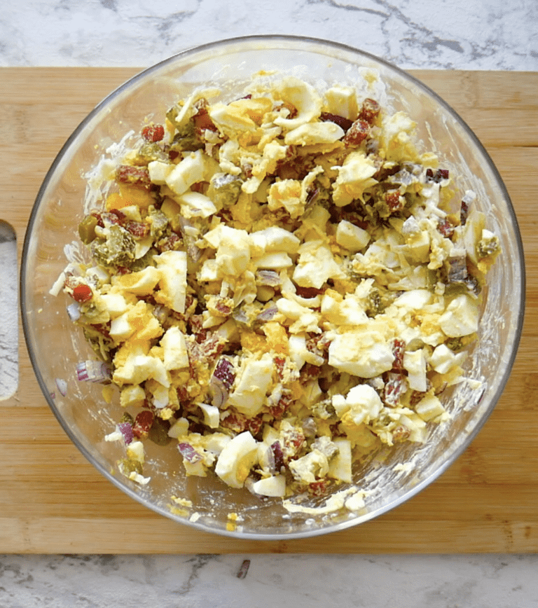 Sałatka z jajkami i kabanosem