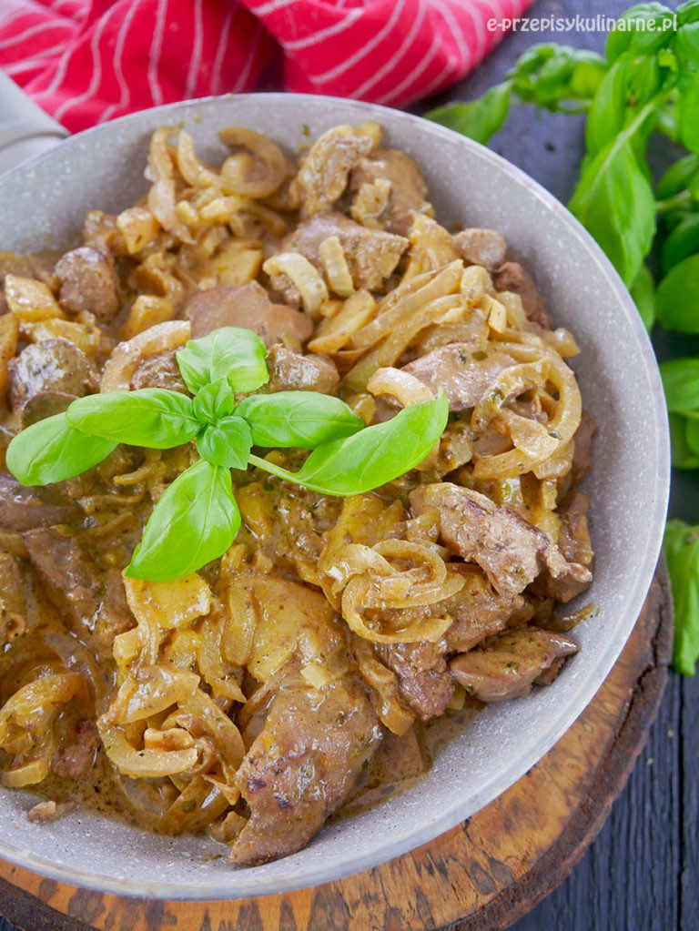 Wątróbka drobiowa z cebulką i jabłkiem – tradycyjny przepis