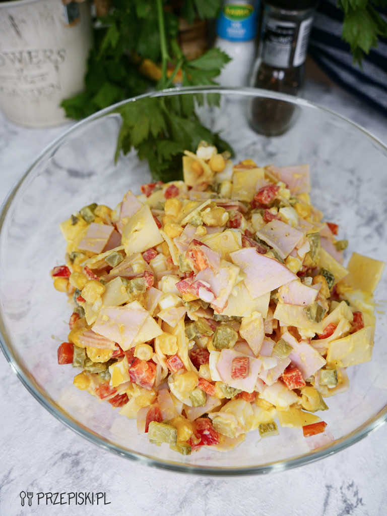 Sałatka z szynką i serem w plastrach