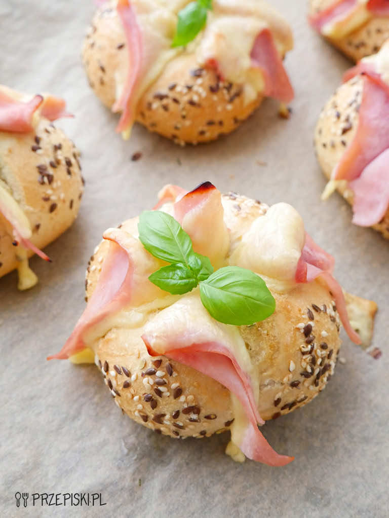 Zapiekane bułki z szynką i serem