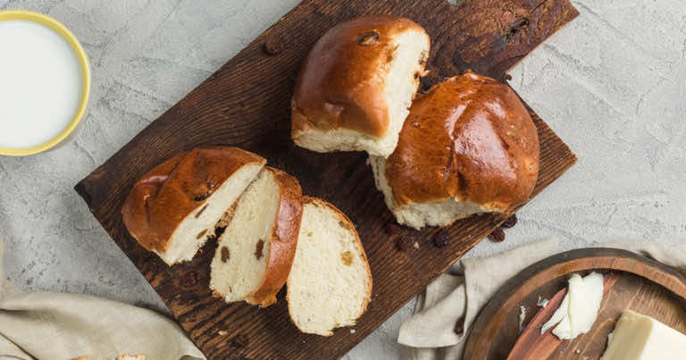 Przepis na maślane bułeczki z rodzynkami